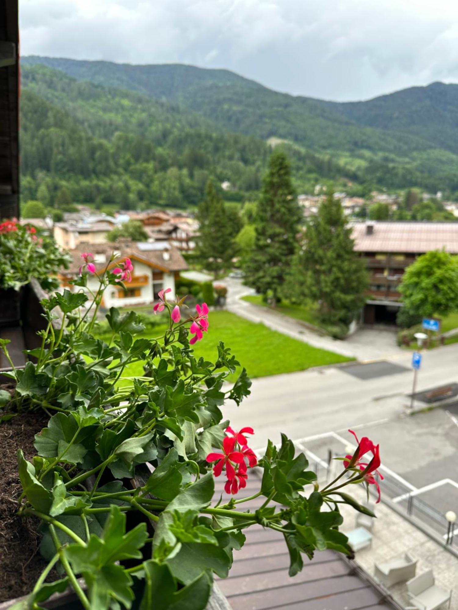 Hotel Ferrari Pinzolo Exterior foto